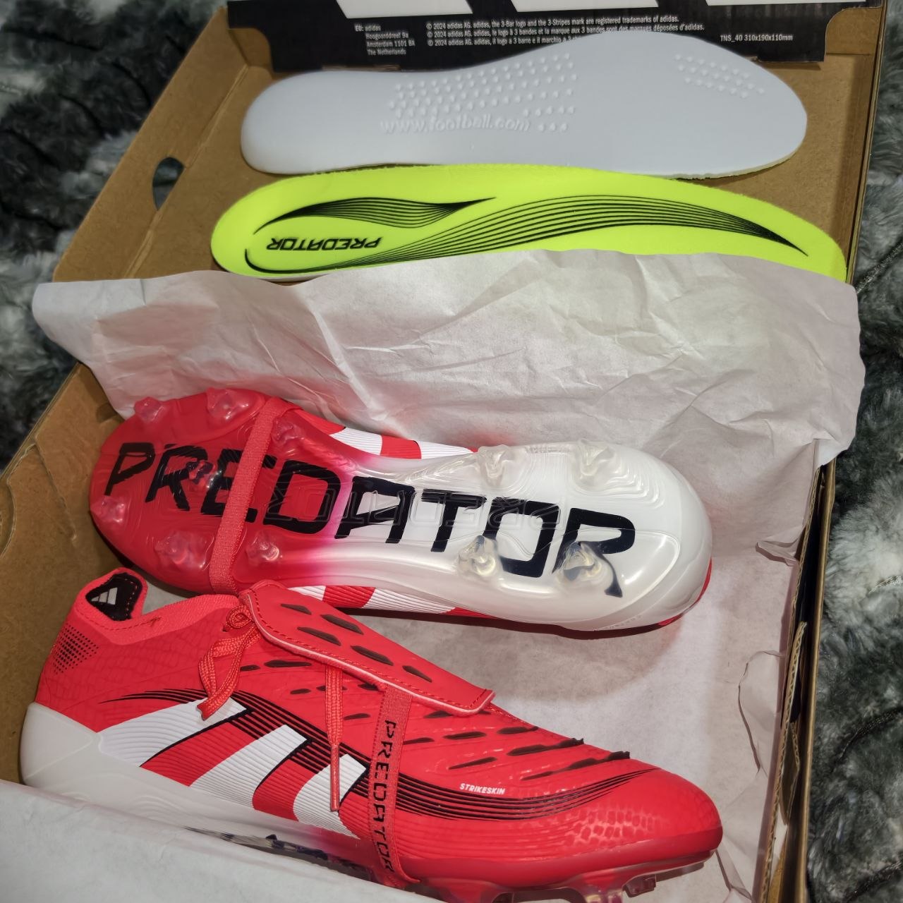 Predator 24 / HybridTouch y Strikeskin / Gama PRO / Lengüeta Plegable (Suela FG)